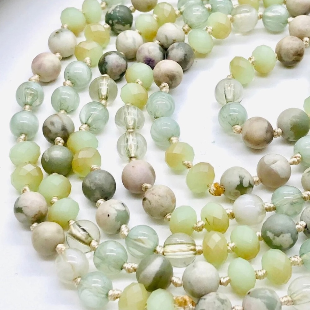 Vintage Knotted green stone bead necklace